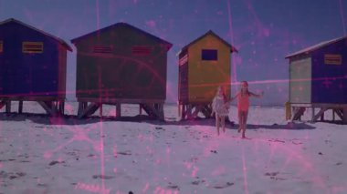 Pembe şebeke, plaj teknolojisinde kardeşlerin el ele tutuşarak kameraya doğru koşmalarına ilham veriyor. Sahil, çocukluk, açık hava, neşeli, hareketli, gündelik, eğlence