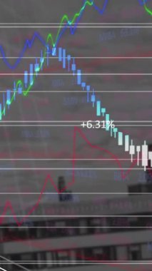 Şehir manzarası üzerinde finansal veri işleme animasyonu. Küresel finans, iş, bağlantılar, hesaplama ve veri işleme kavramı dijital olarak oluşturulmuş video.