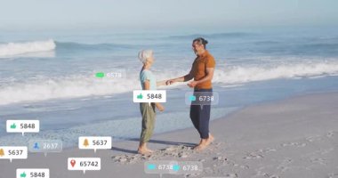 Kıdemli çift el ele tutuşuyor ve kıyıya sarılıyor. Pazarlama faaliyetlerini gösteren ikonlar başlatıyorlar. Romantik, bağlantı, iletişim, sosyal medya, teknoloji, yaşam tarzı, dinginlik