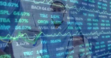 Hastanın etrafında konum almak ve verileri gözden geçirmek, cerrahi ekip ameliyata rehberlik eden çizgi grafikleri izlemek. Tıbbi, takım çalışması, yenilik, kesinlik, sağlık, analiz, işbirliği