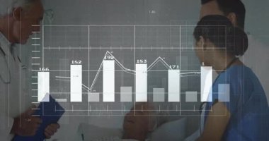 Tıbbi ekip odaya giriyor, dijital verileri yüklüyor, bakım planını paylaşıyor, hasta başını sallıyor. Sağlık, takım çalışması, dijital sağlık, hasta denetimi, klinik, teknoloji, hastane