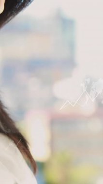 Ofiste akıllı telefon kullanan Asyalı iş kadınının finansal veri işleme animasyonu. Küresel iş, iletişim, bilgisayar ve veri işleme kavramı dijital olarak oluşturulmuş video.