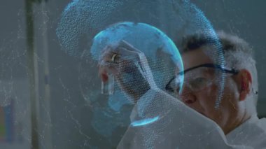 Kıdemli bilimadamı deney tüpüne ulaşıyor, numuneyi laboratuvar incelemesi için dönen dünya örtüsüyle karşılaştırıyor. Araştırma, yenilik, teknoloji, fütürizm, kesinlik, veri görselleştirme, bilimsel keşif