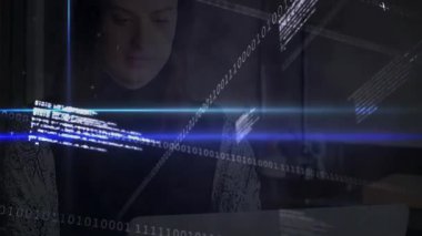 Kadın, yazılım geliştirirken dizüstü bilgisayar açıp daktilo kullanıyor. İkili kod mavi çubukların altında değişiyor. Teknoloji, dijital, siber güvenlik, yenilik, zanaat, modern, konsantrasyon