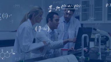 Oturan adam monitöre bakıyor ve verileri laboratuvara doğrultuyor. Denklemler sonuçları kapsıyor. Araştırma, işbirliği, yenilik, analiz, kesinlik, deney, takım çalışması