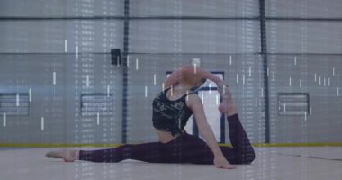Genç bayan jimnastikçi geriye doğru uzanıyor ve spor salonunda omurga kemeri takıyor, animasyon fitness verileri gösteriyor. Jimnastik, esneklik, atletizm, spor, eğitim, performans, hareket