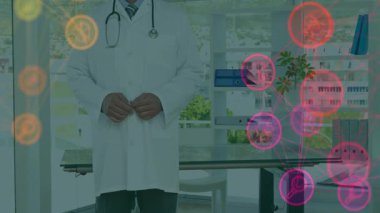 Kanal daireleri yüzüyor ve kamerayı doktor önlüğü takıyor, dijital sağlığı gösteriyor. Tıbbi, profesyonel, teknoloji, sağlık, yenilik, modern, tanı