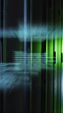 Bilgisayar sunucuları üzerinde dijital veri işleme animasyonu. Dijital olarak oluşturulmuş küresel bağlantılar, hesaplama ve veri işleme kavramı.