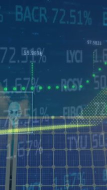 Veri işleme üzerine güneş panelleri ve insan simgeleri animasyonu. Küresel iş ve dijital arayüz kavramı dijital olarak oluşturulmuş video.