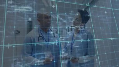 Hastane koridorundaki doktor verileri incelerken hemşire ekranı tıkırdatıyor. Tıbbi, sağlık, teknoloji, fütürist, profesyonel, işbirliği, dijital