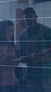 Ofisteki tablet üzerinde tartışan çeşitli erkek ve kadınların finansal veri işleme animasyonları. Küresel ekonomi ve iş teknolojisi kavramı