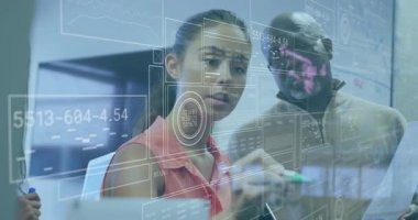 Mühendis, saydam kurul üst düzey UI tasarımı üzerinde UI kablosu çiziyor. İşbirliği, yenilik, teknoloji, beyin fırtınası, fütüristik, takım, dijital