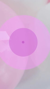 Meme kanseri farkındalığının animasyonu ve mor daireler ve balonlar üzerinde pembe kurdele. Göğüs kanseri pozitif farkındalık kampanyası konsepti dijital olarak üretildi.