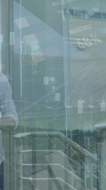 Kafkasyalı meslektaşların iş görüşmesi üzerine veri işleme ve diyagramların animasyonu. Küresel iş, takım çalışması ve dijital arayüz kavramı dijital olarak oluşturulmuş video.