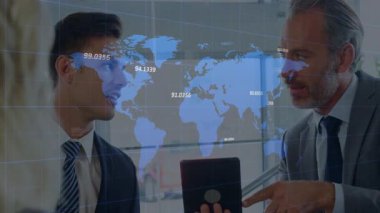 İşletme yöneticisi tıklama tableti ekranı ve canlandırılmış dünya haritası örtüsü güncelleme, ölçümleri vurgulama. Şirket, takım çalışması, dijital, yenilik, analitik, modernite, işbirliği