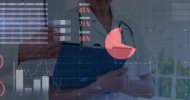 Kadın doktor hasta verilerini tarıyor. Harita ve çizelgeleri etkinleştiriyor. Bu arada erkek doktor incelemeye katılıyor. Tıbbi, işbirliği, analitik, teknoloji, profesyonellik, dijital, sağlık