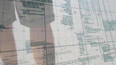 Adam, cam duvardaki sinyal kodu şebekesi ile teknolojik veri etkileşimlerini görselleştirmek için akıllı telefonu dinliyor. Teknoloji, yenilik, fütürizm, dijital, mobil, arayüz, işçi