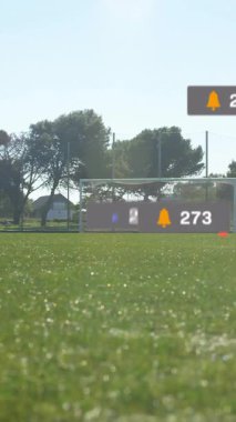 Futbol sahasında antrenman yapmak, sosyal medya simgeleri yüzen insanlar. Takım çalışması, fitness, spor, teknoloji, dijital, işbirliği