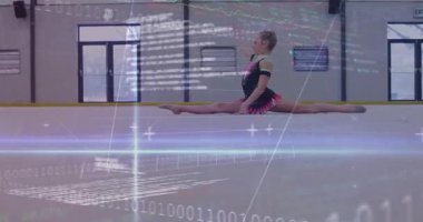 Çocuk jimnastikçi, dijital grafikler akarken buz sporları eğitiminde ikiye ayrılıp bükülüyor. Atletik, esneklik, performans, modern, spor, coşku, kararlılık