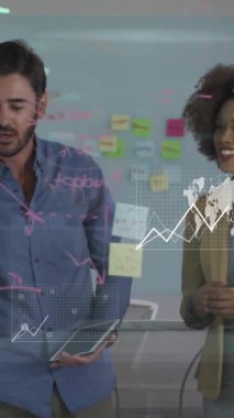 Animasyon üzerinde işbirliği yapan, çeşitli takımlar veri görselleştirmesi üzerinde çalışıyor. Takım çalışması, teknoloji, işbirliği, çeşitlilik, beyin fırtınası, yenilik