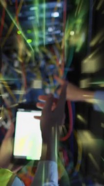 Devre kartlarının animasyonu ve çeşitli bilgisayar sunucuları ile mühendislerin veri işlemesi. Küresel iş, bağlantılar, hesaplama ve veri işleme kavramı dijital olarak oluşturulmuş video.