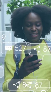 Akıllı telefon kullanan Afrikalı Amerikalı bir kadının medya simgelerinin canlandırılması. Sosyal medya, yaşam tarzı ve dijital arayüz konsepti dijital olarak oluşturulmuş video.
