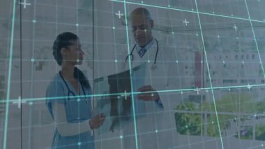 Şebeke örtüşürken hemşireler röntgen filmi tutuyor. Doktor, tıbbi teşhisi belirten bölgeyi işaret ediyor. Tıbbi ekip, işbirliği, sağlık, klinik, teşhis, profesyonellik, ayakta tedavi