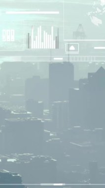 Şehir manzarası üzerinde finansal veri işleme animasyonu. Küresel finans, iş, bağlantılar, hesaplama ve veri işleme kavramı dijital olarak oluşturulmuş video.