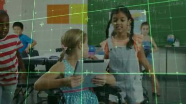 Sınıf arkadaşları masadan kalkar ve eğitim için tabletin etrafında yarım daire oluşturan kız öğrencilere katılırlar. İşbirliği, çeşitlilik, çocukluk, yenilik, öğrenme, takım çalışması, dijital