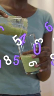 Yeşil smoothie 'yi cama dökmek, yüzen numaralarla çevrili insan animasyonu. Beslenme, sağlıklı, içecek, dijital, teknoloji
