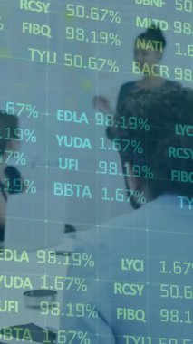 Konferans odasında, çeşitli takımlar borsa verilerini animasyon örtüsüyle tartışıyor. İş, takım çalışması, finans, analitik, teknoloji, işbirliği