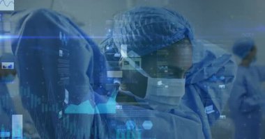 Baş cerrah ameliyathanede maske takıyor ve kapağı sıkılaştırıyor. Animasyon ölçümleri başlatılıyor. Tıbbi, sağlık, teknoloji, analiz, kesinlik, takım çalışması, modern