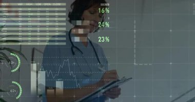 Doktor hastane ofisinde hasta eğilimlerini gösteren tabloları, çizelgeleri ve haritaları aktifleştiren notlar yazıyor. Tıbbi, analitik, veri, dijital, profesyonel, sağlık, teknoloji