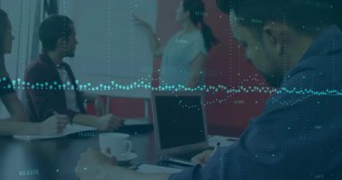 İş verilerini sunan bir kadın, örtülü verileri not eden meslektaşlar, kameraya gülümseyen bir analist. İşbirliği, takım çalışması, sunum, analitik, modernite, profesyonel, iş diyaloğu