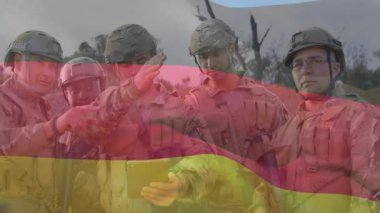 Tablet tutan askerler, askeri planlama için Amerikan bayrağına çekilen İspanyolca örtüler. Askeri, takım çalışması, strateji, teknoloji, iletişim, taktik, işbirliği