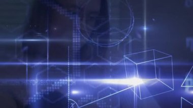 Oturmuş araştırmacı, teknoloji laboratuvarında dönen holografik küp üzerinde çalışan parlak ışınları gözlemliyor. Fütürist, dijital alarm, arayüz, yenilik, bilim, görselleştirme, minimalist