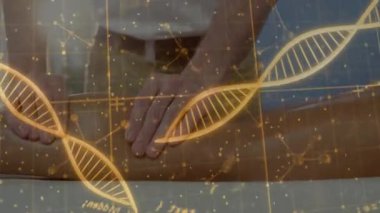 Adam ellerini masanın üstüne koyuyor altın DNA sarmalını aktifleştiriyor ve biyoteknoloji için üst üste akış kodları koyuyor. Bilim, yenilik, teknoloji, araştırma, görselleştirme, biyomoleküler, dijital