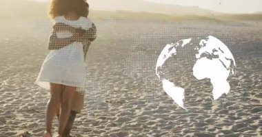 Kumsalda silah çeviren bir adam, iş haritasını ve küreyi şeffaf arkaplanda gösteriyor. Romantizm, samimiyet, şefkat, kutlama, manzara, açık hava, sıcaklık