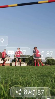 Sahadaki çeşitli ragbi oyuncuları üzerinde dijital veri işleme animasyonu. Küresel spor, sosyal medya, bağlantılar, hesaplama ve veri işleme kavramı dijital olarak oluşturulmuş video.