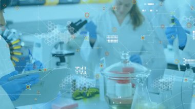 Laboratuvar bilim adamı örnek topluyor ve eş zamanlı araştırma gözlemleri olarak örtüşüyor. Bilim, araştırma, yenilik, deney, analitik, veri, teknoloji