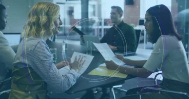 Kadınların el ilanı vermesi iş tartışmalarına yol açıyor ve grafiği gösterirken sayfaları değiş tokuş ediyorlar. İşbirliği, takım çalışması, şirket, tartışma, strateji, iletişim, modern