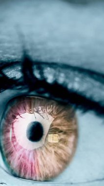 Gri arka planda kadın gri gözünü kapat. siber güvenlik ve bilgisayar teknolojisi kavramı