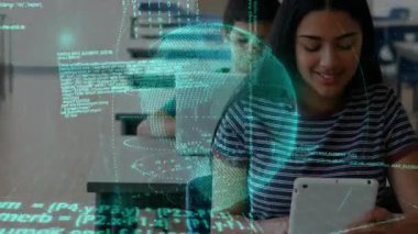 Sınıf arkadaşları tablet ve dizüstü bilgisayarı tıklatırken, dünya eğitim için kod akışları arasında ortaya çıkıyor. Eğitim, teknoloji, dijital, yenilik, işbirliği, gençlik, fütüristik