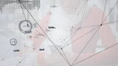 Masa başı çizelge kümelerine yayılan ağ görselleştirmesi teknolojiyi analiz eden kadını çerçeveliyor. Soyut, geleceksel, dijital, bilgi, analitik, yenilik, yaratıcı