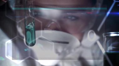 Teknoloji laboratuarındaki kadın bilim adamı moleküler kod kaplamalarıyla kabaran tepkimeyi gözlemliyor. Gelecekçi, yenilikçi, kimya, laboratuvar, dijital, kesinlik, araştırma