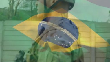 Asker güvenlik çitlerini tararken radar eşleşmesi başlatılıyor. Askeri, güvenlik, gözetleme, taktik, savunma, açık hava, hazırlık