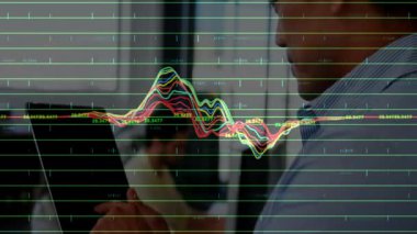 Ticari kullanıcı tıklaması ve tablet ekran canlandırma dalga boyu görüntüleme ve kameraya gülümseme. Teknoloji, veri, analiz, fütürizm, yenilik, işbirliği, dijital