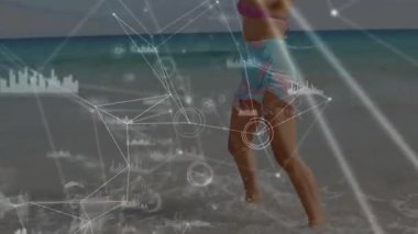 Sörfte sağ ayağı seken bir kadın veri grafikleri gösteren animasyon ağı grafikleri başlatıyor. Plaj, okyanus, dalgalar, kıyı şeridi, esinti, güneş ışığı, veri görselleştirmesi