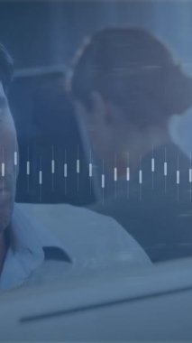 Bilgisayarlar üzerinde çalışan iş adamları finansal veri tablolarını animasyonla analiz ediyorlar. finans, analitik, teknoloji, takım çalışması, işbirliği, kurumsal