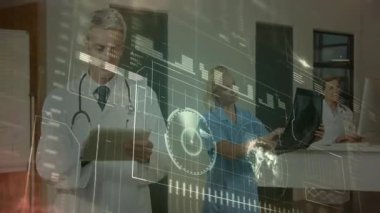 Tıbbi ekip, röntgen filmlerini hizalayan kaydırma tabletini yönetiyor. AR arayüzüne tıklayarak özeti tamamlıyorlar. Sağlık, teletıp, tıbbi teknoloji, dijital sağlık, yenilikçi, işbirliği, gelecekçi